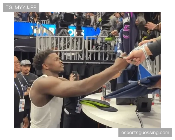 特写:场边小球迷成功接住爱德华兹砸向观众的球,获赠签名球鞋 特写:场边小球迷成功接住爱德华兹砸向观众的球,获赠签名球鞋